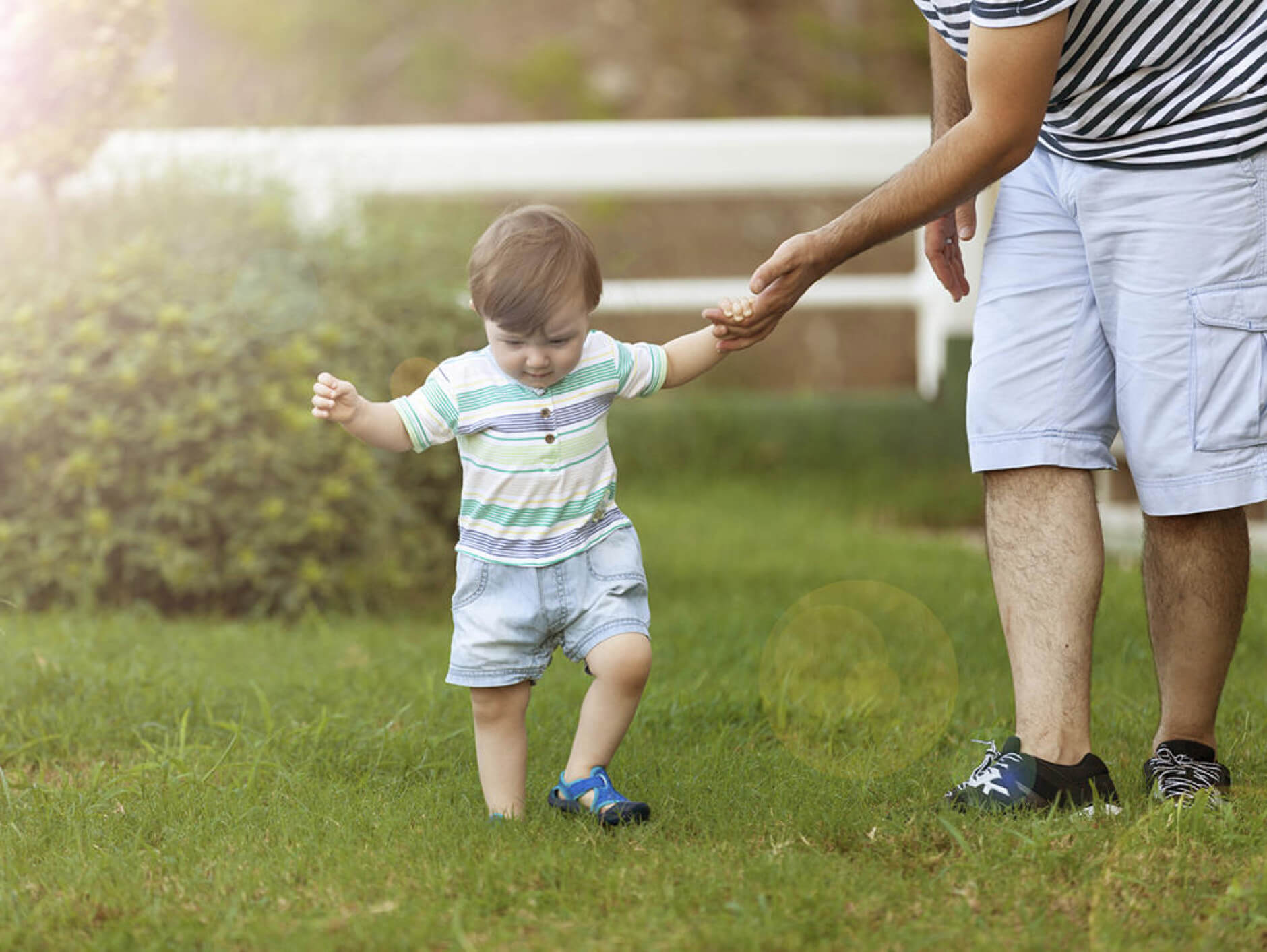 Phụ huynh có nên cho bé tập đi sớm?