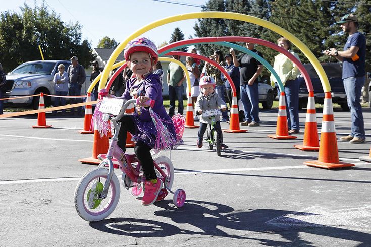 Tips đạp xe an toàn cùng con trong điều kiện mặt đường ẩm ướt